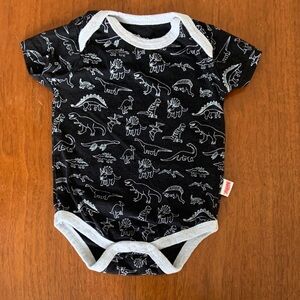 🍓3/$10 Dinosaur Patterned Black Baby Bodysuit size 6-9m
